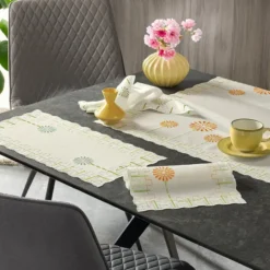 Frischer Tischschmuck mit modernen Blüten