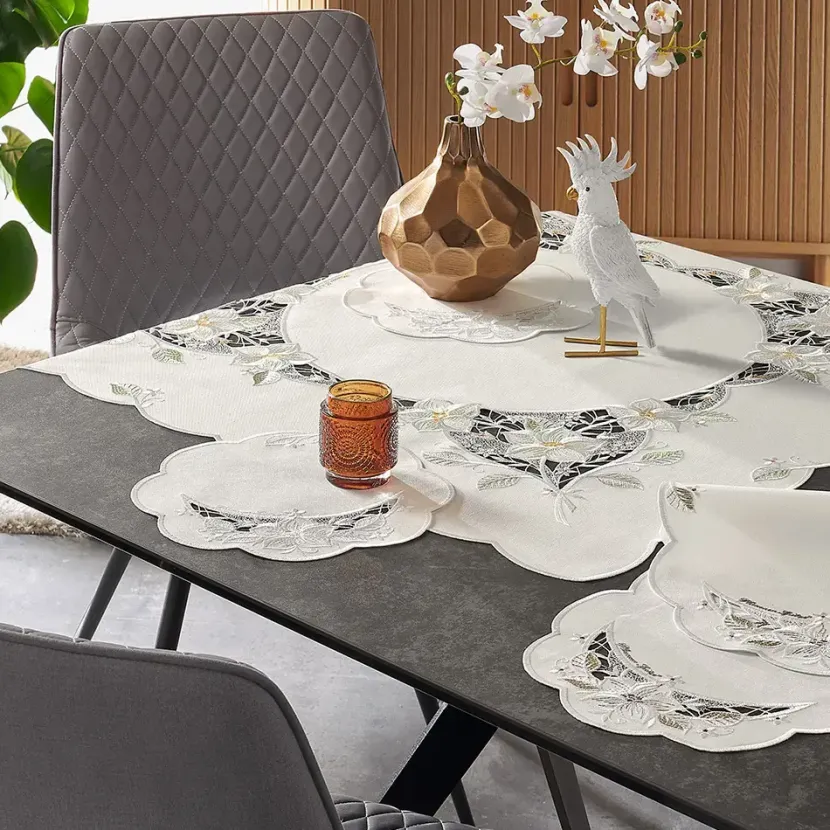 Tischschmuck mit filigraner Ätzspitze