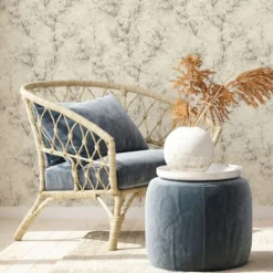 Vliestapete mit Baumdekor in Beige